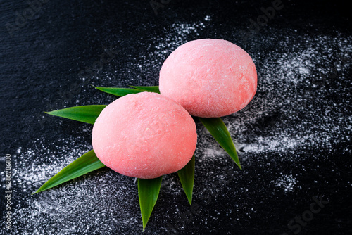Obraz na płótnie strawberry dessert daifuku mochi on a dark background w salonie