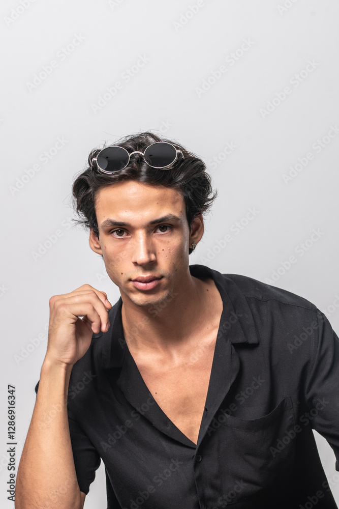 Fototapeta premium sesión fotográfica de modelo masculino en fondo blanco