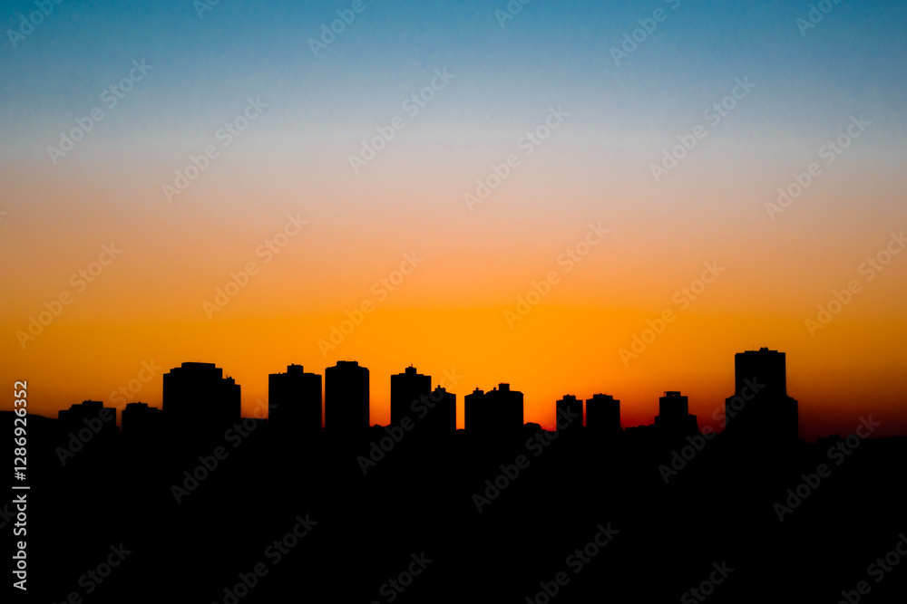 Naklejka premium Silhueta de prédios da avenida 9 de julho, vista da vila rami. Abril 2020