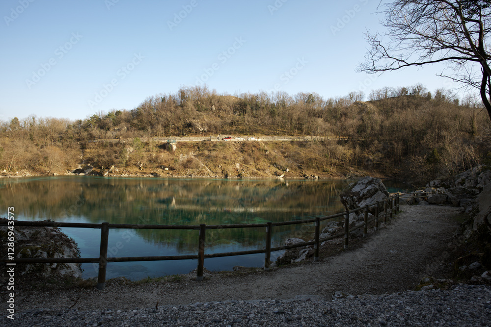 Fototapeta premium acqua cristallina al lago di cornino – forgaria nel Friuli – udine - italia