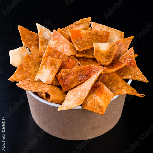 Obraz na płótnie Fresh salsa and tortilla chips, close up w salonie