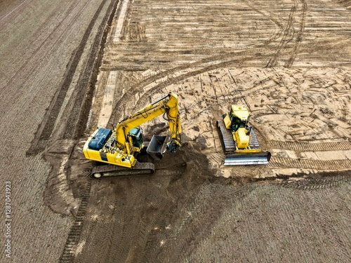 Luftaufnahme eines Baggers und Bulldozers bei der Arbeit auf einer Baustelle, Erdbau, Erdarbeiten, Entwicklung photo