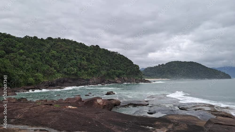 Nuvens de tempestade se aproximando da praia, em Ubatuba, litoral norte de São Paulo, Brasil