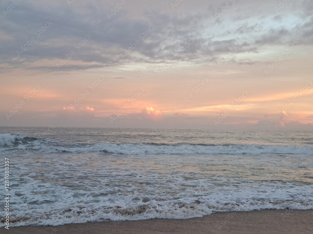 Fototapeta premium O anoitecer com muitas cores no céu, na praia do Félix, em Ubatuba, litoral norte paulista, Brasil.