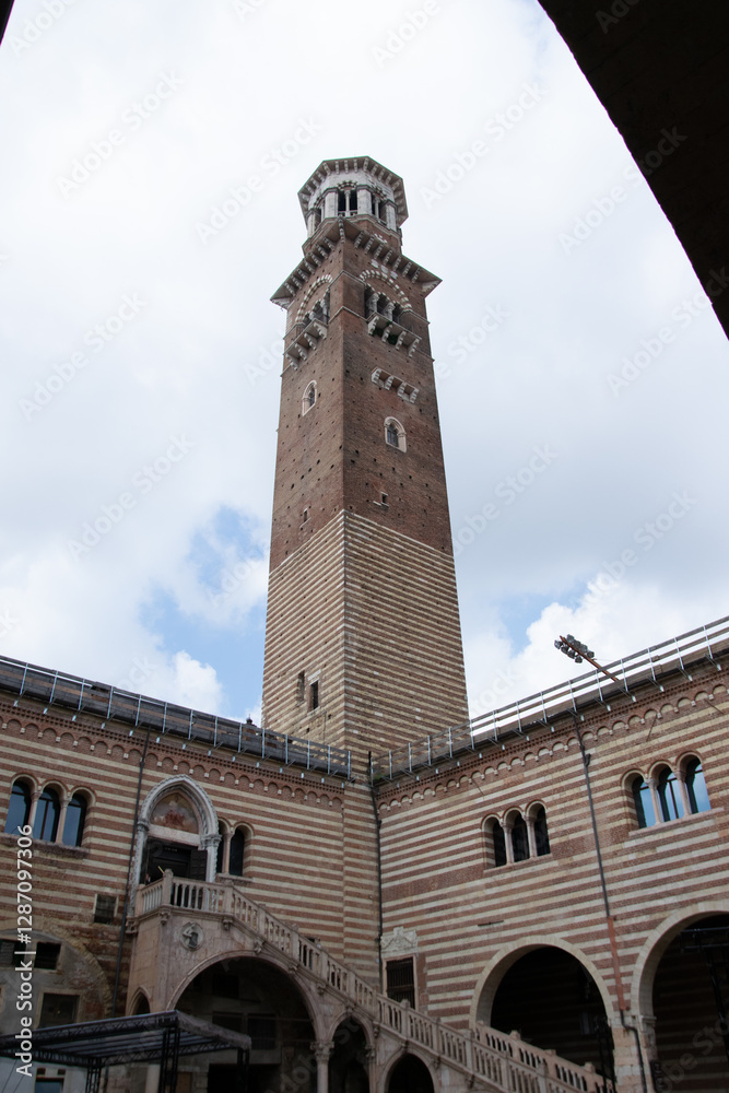 Obraz premium facade of a building verona