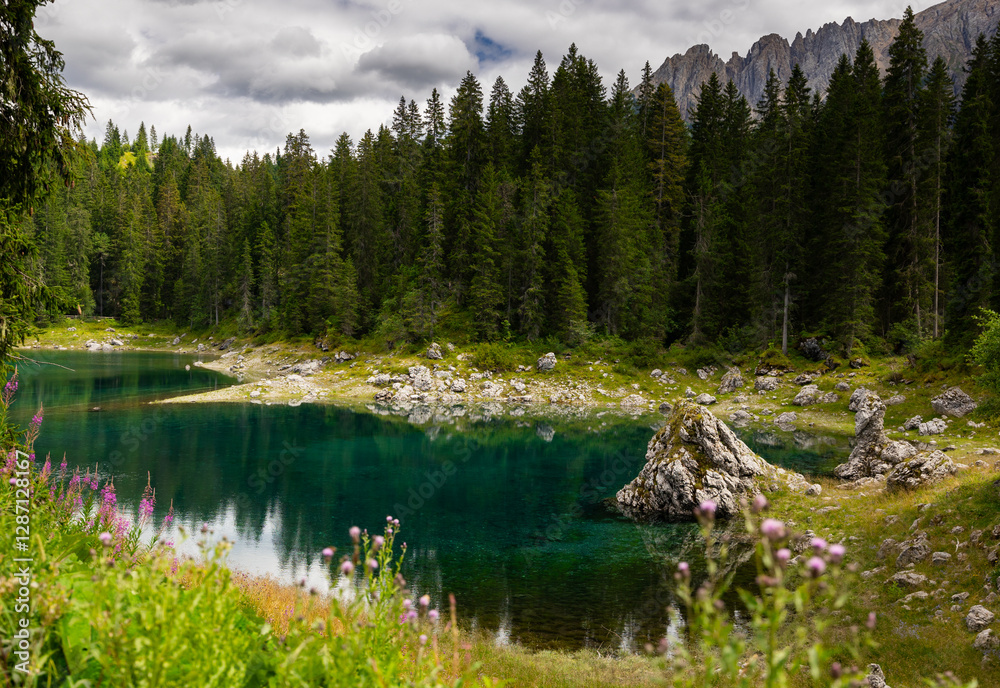 Φωτογραφία Blue Lake Karersee in Dolomites Italy, Latemar mountain, province of Bolzano, So