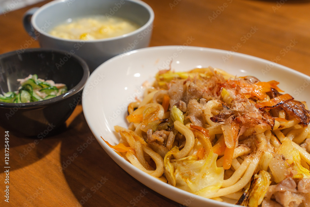 焼きうどんと卵スープの家庭的な食卓 焼きうどんと卵スープの家庭的な食卓