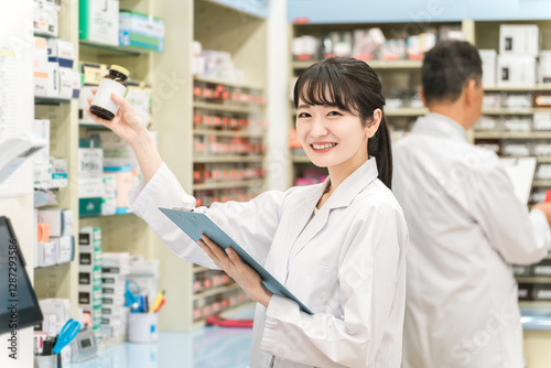 Tableau sur toile 薬局・病院・ドラッグストアで働く薬剤師（処方箋・薬・サプリメント）