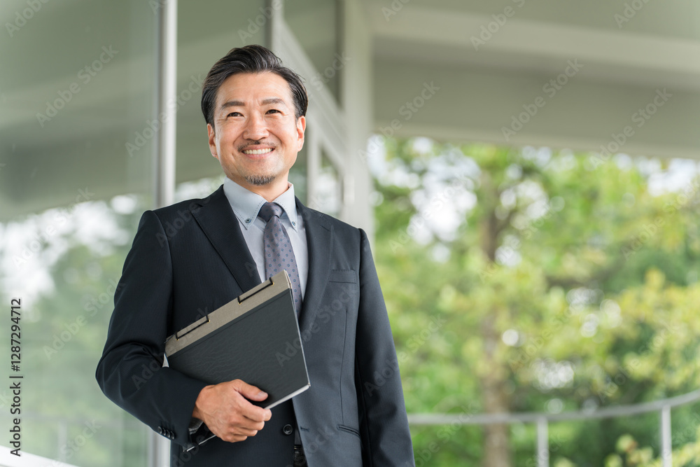 学校の廊下を移動する教員・教師の男性(高校・中学校)
学校の廊下を移動する教員・教師の男性(高校・中学校)