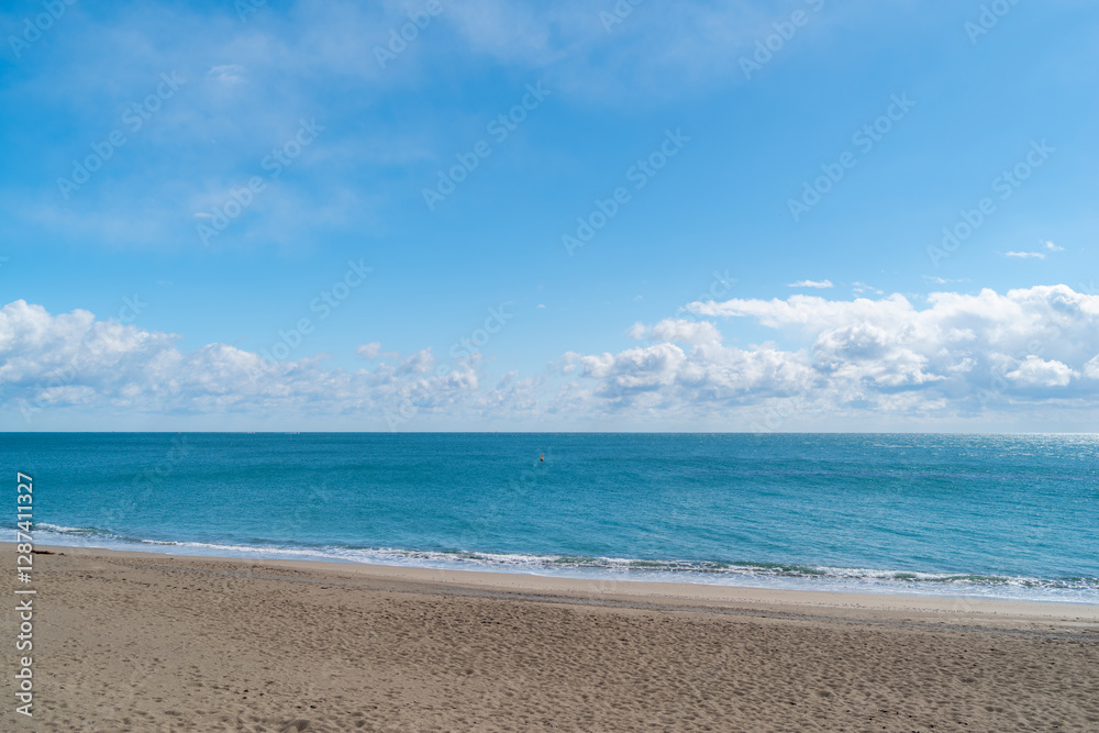 青い空と青い海と砂浜 青い空と青い海と砂浜