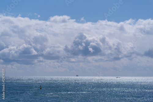 青い空と青い海