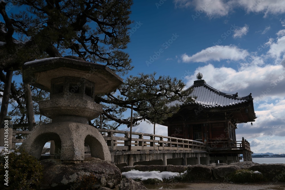 琵琶湖上の御堂とお寺の冬景色 琵琶湖上の御堂とお寺の冬景色