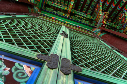 Obraz na płótnie Low-angle view of the wooden door and column in the buddhist temple building w salonie