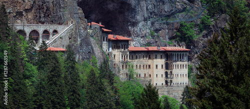 Obraz na płótnie Sumela Monastery (Turkish: Sümela Manastırı) is a Greek Orthodox monastery, in the Maçka district of Trabzon Province in modern Turkey. w salonie
