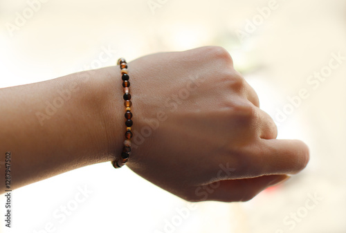 Obraz na płótnie Bracelet Made of Natural Amber on a Woman's Hand w salonie