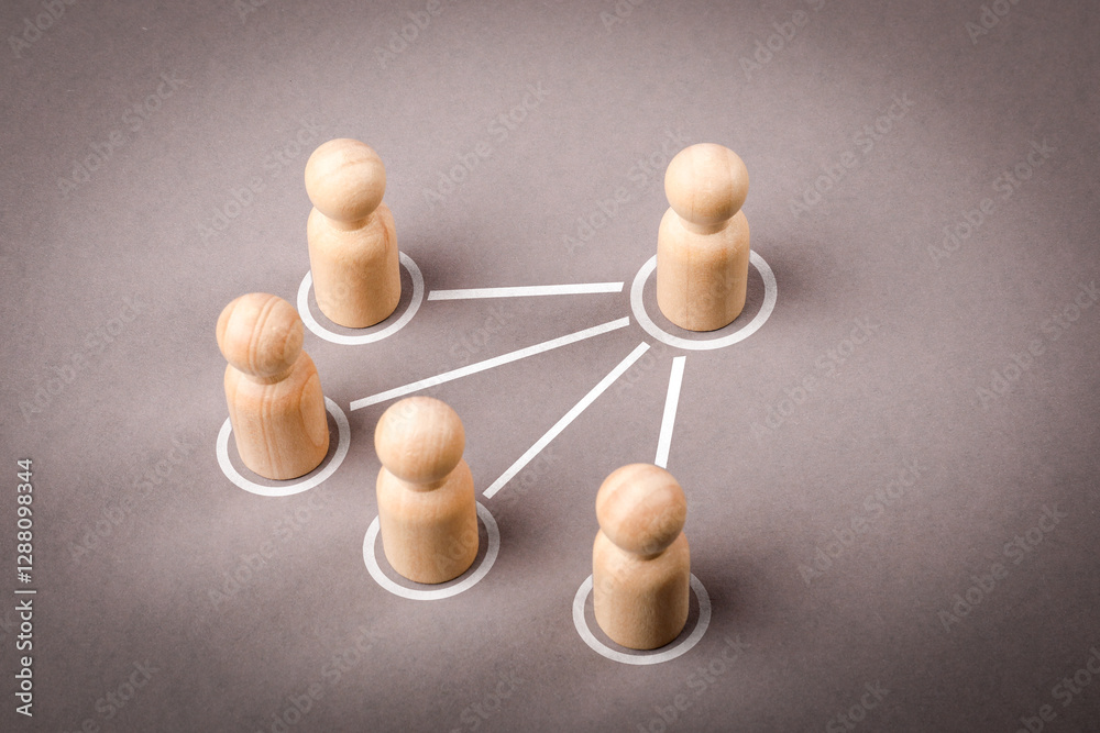 Obraz premium Human figures on a gray background. A hierarchical system within a company or organization Leadership