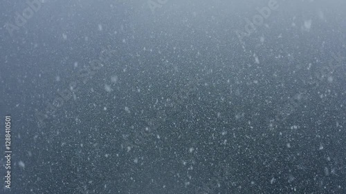 スーパースロー映像：ドローンで空撮した、大雪の日の川の上の風景