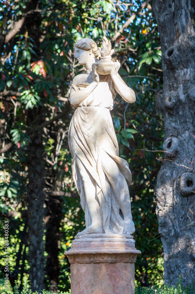 Obraz premium Estatua Alegoría del Fuego en el jardín francés de los jardínes de Carmen de los Mártires de Granada.
