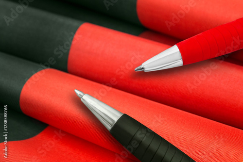 Zwei Kugelschreiber Hintergrund schwarz rot