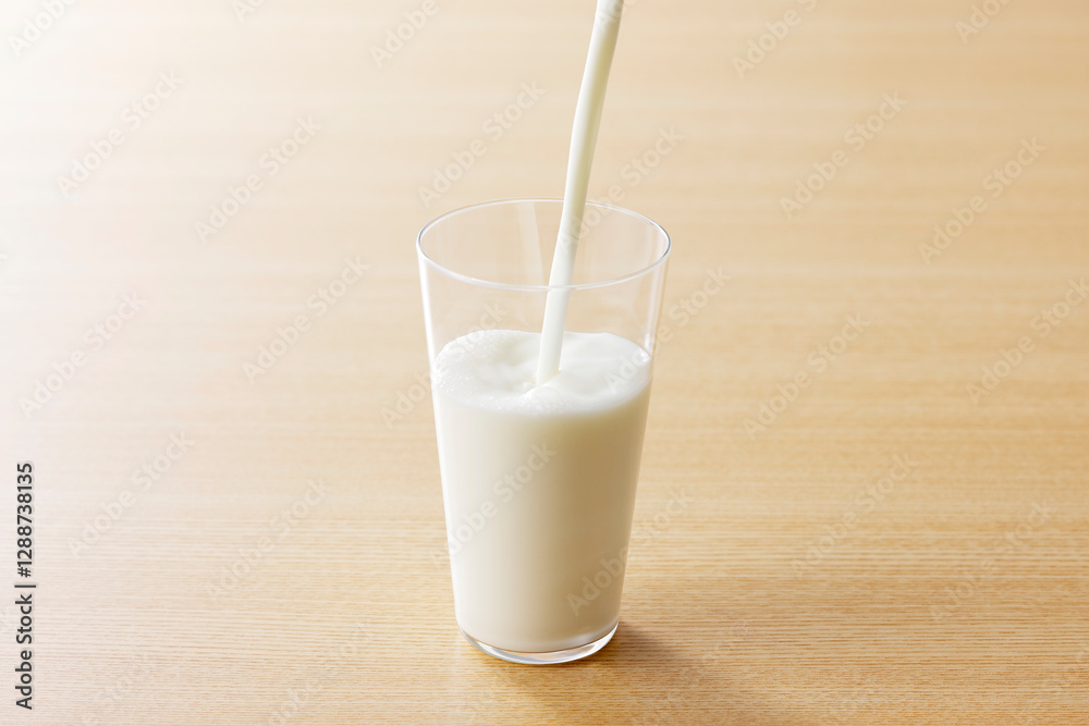 グラスに注いだ牛乳 Milk in a glass グラスに注いだ牛乳 Milk in a glass