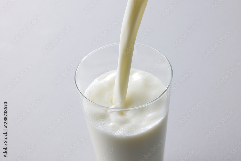 グラスに注いだ牛乳 Milk in a glass グラスに注いだ牛乳 Milk in a glass