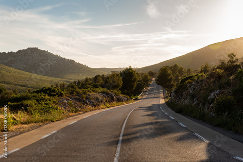 Panorama sur une route de montagne au coucher du soleil photo