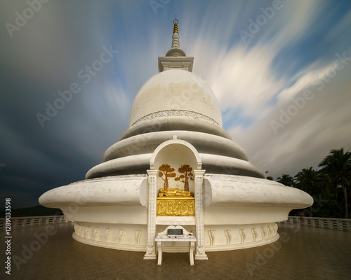 Obraz na płótnie Japanese Peace Pagoda In Rumassala, Sri Lanka. The Japanese Peace Pagoda Near Unawatuna Is A Beautiful Shrine With Amazing Views Across Indian Ocean And Galle Dutch Fort. w salonie