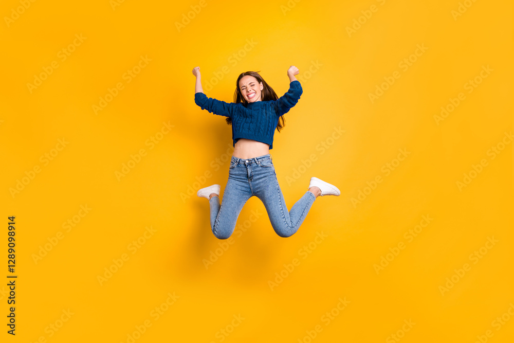 Φωτογραφία Full length photo of delighted woman with her closed eyes and long haircut raisi