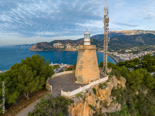 Faro Punta Mona en La Herradura, provincia de Granada, Andalucía, España. 
