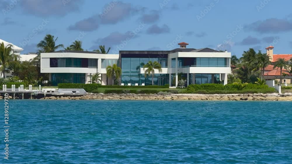Une villa luxueuse au bord de mer.
