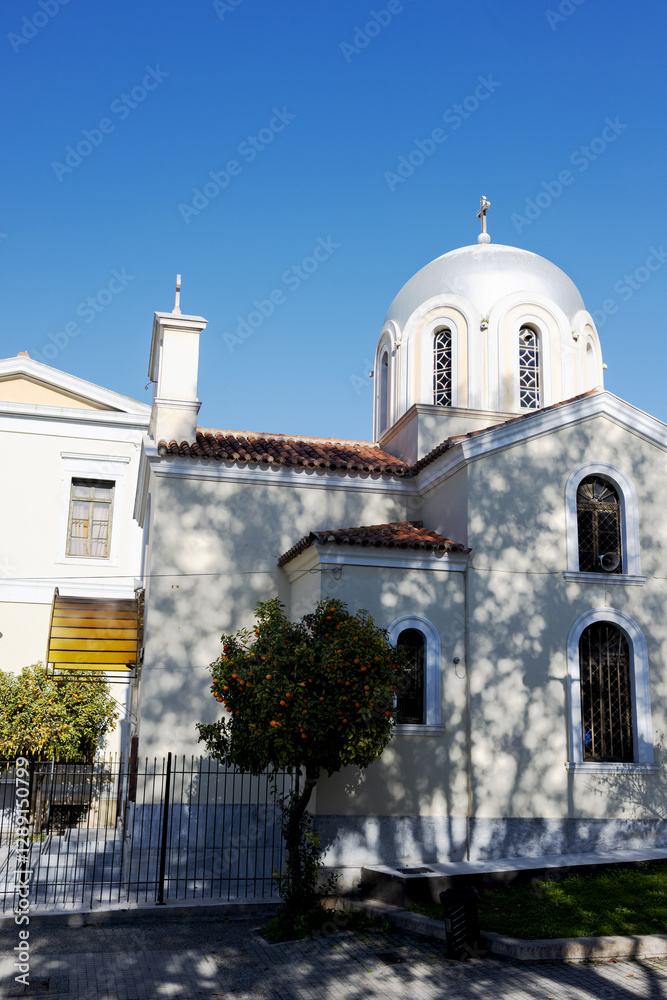Obraz premium Orange tree at the Greek Orthodox Church on the Kumoundourou Square