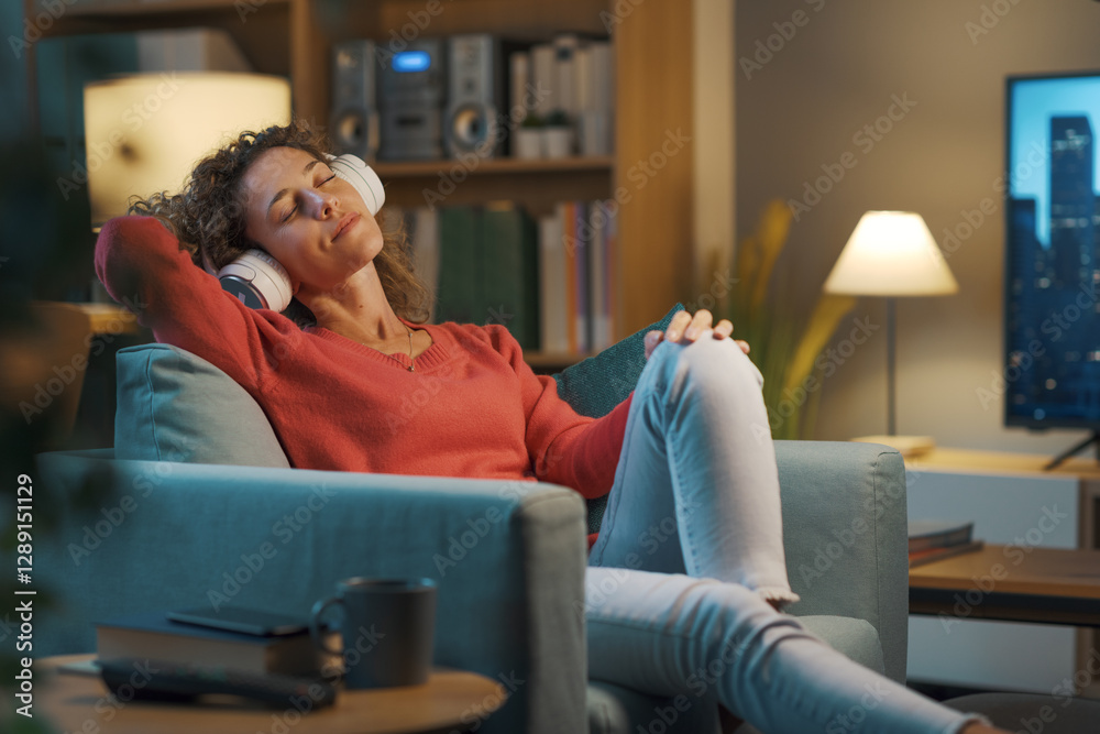 Obraz premium Woman relaxing and listening to music at home