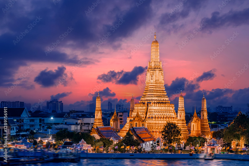 Naklejka premium Amazing Wat Arun ratchawararam at sunset, beautiful temple view in Bangkok Thailand