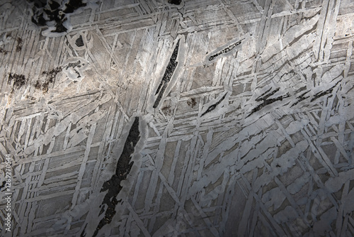 Papier peint Polished  meteorite surface with chaotic metallic crysal pattern