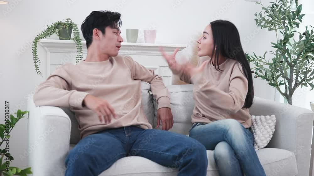 Couples have conflicts and quarrels loudly, using emotions as problems that cause family to break up. Couples have conflicts and quarrels loudly, using emotions as problems that cause family to break up.