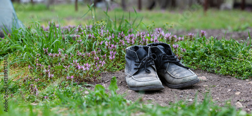 Abgetragene Gartenschuhe im Garten