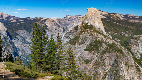 Panoramen und Mammutbäume im Yosemite Nationalpark photo