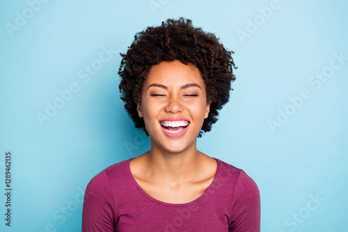 Foto Portrait of funky crazy emotion cheerful expression mulatto student girl have wa