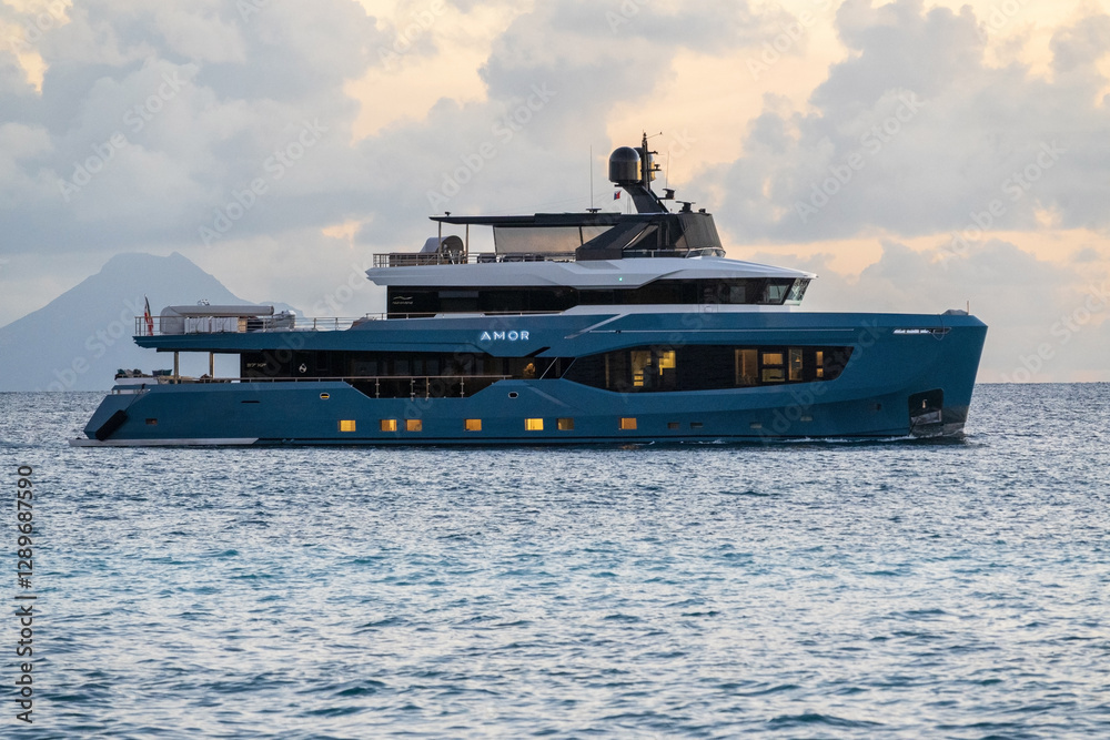 Obraz premium Yacht on the ocean at sunset