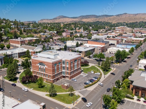 Tableau sur toile High-angle view of Klamath Falls city center, showcasing a mix of modern and historic buildings, parking lots, and greenery