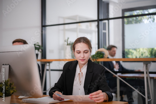 Obraz na płótnie Businesswoman sitting and analyzing business performance in office w salonie
