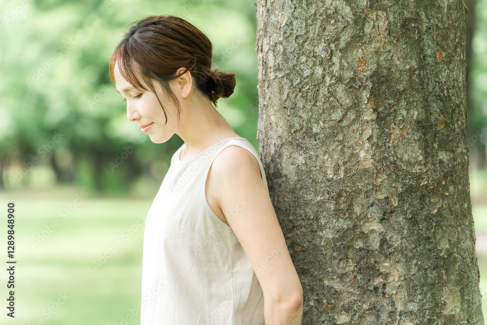 Φωτογραφία 森にいる女性の横顔(エコロジー・環境・SDGs・エシカル・サステナブル・ロハス)