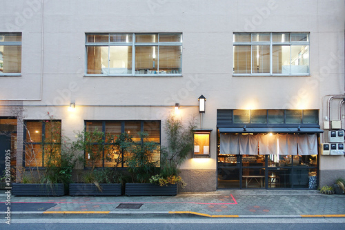 古いビルの一階にある和風のショップ