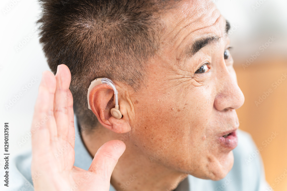 Fototapeta premium 補聴器を付けた熟年男性