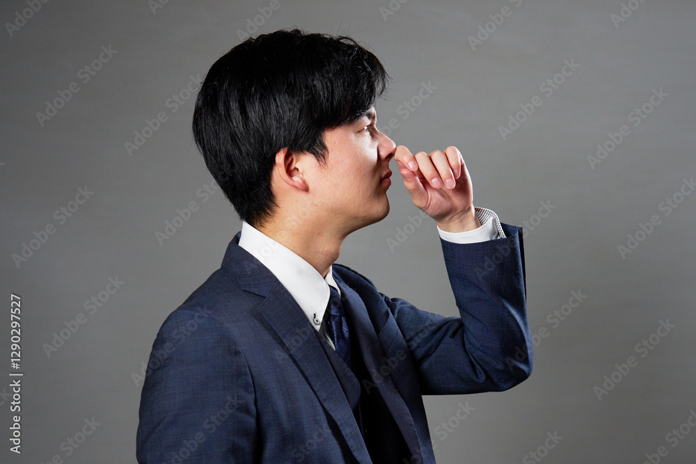 ビジネスマン　鼻炎　黒背景