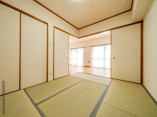 和室とリビングがつながる日本の住宅｜伝統的な畳とふすまのある空間