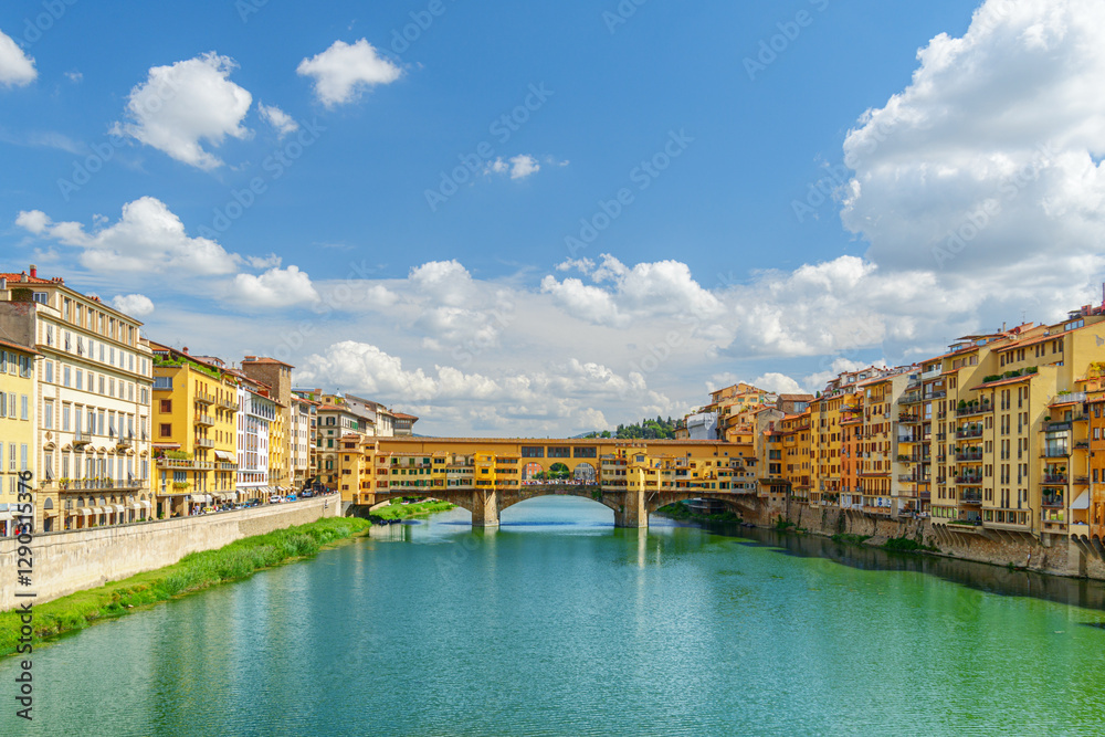 Obraz premium The Ponte Vecchio over the Arno River, Florence, Tuscany, Italy