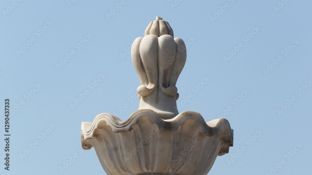 Obraz premium Elegant white marble sculpture with decorated curves