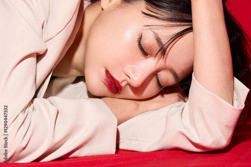Obraz premium 赤い口紅のメイクアップをした若い女性のシックなポートレート