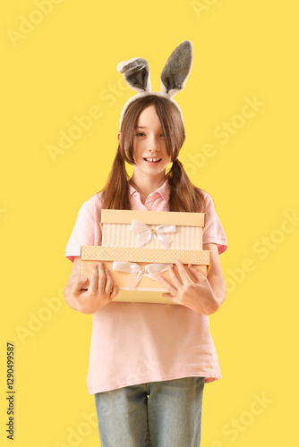 Cute little girl with Easte...
